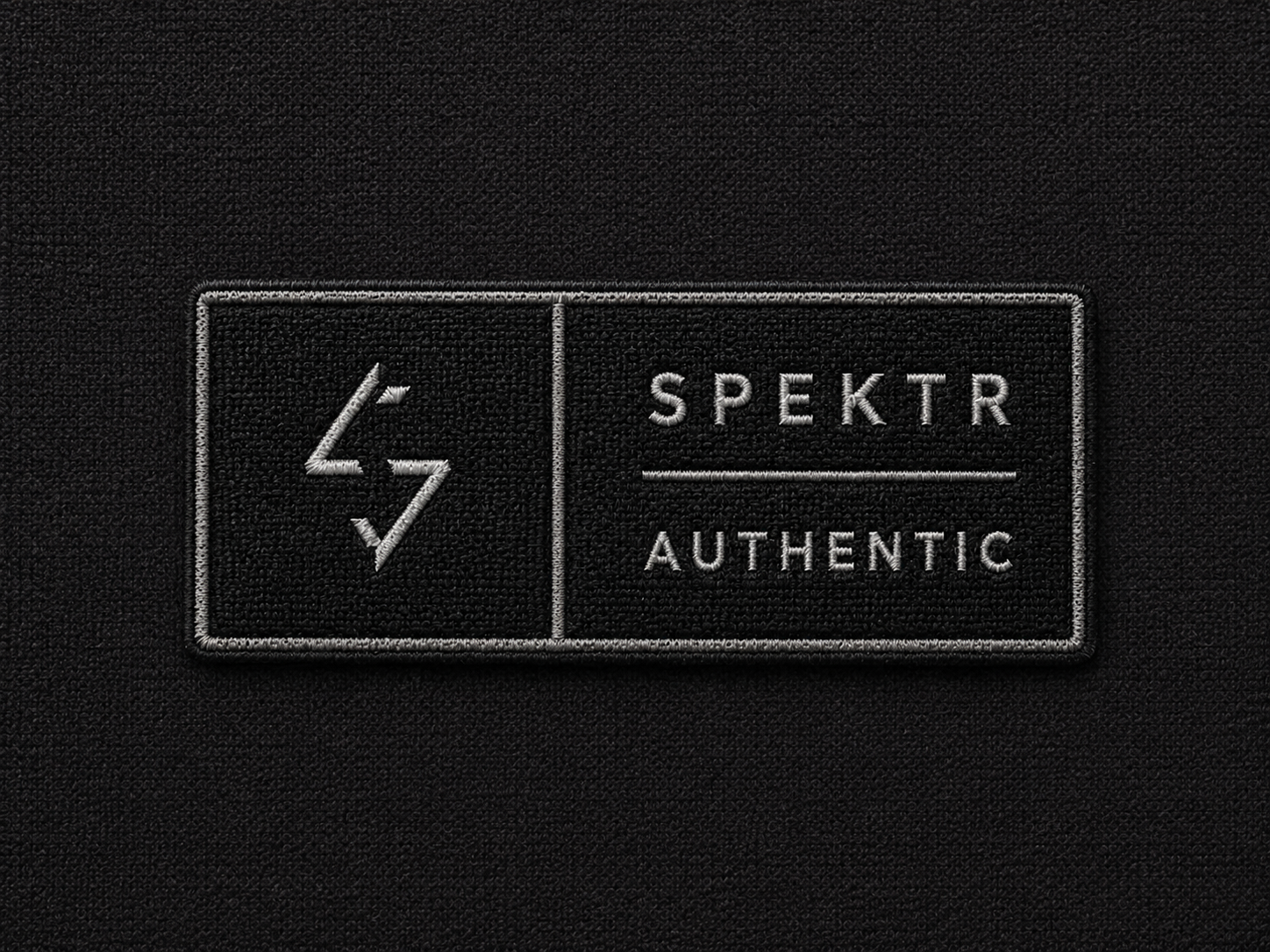 Détail Spektr Authentic sur le maillot noir